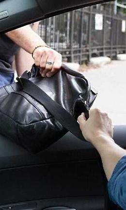 Donna scippata in auto da due uomini