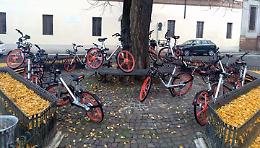 Via Manini, le bici Mobike diventano... scultura