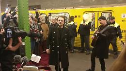 Berlino, Bono e The Edge suonano a sorpresa sulla linea U2 del metrò