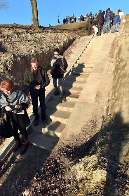 Folla per l'idrometro storico restituito alla città dal Listone