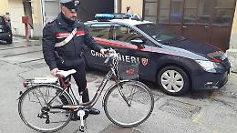 In piazza Roma con la bici rubata, denunciato un 24enne