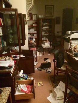 Devastazione e razzia in canonica, spariti 2.500 euro