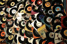 Lets' 45! Buon Compleanno Vinile. Vino & Vinile: degustazione di buona musica