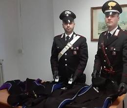 Al market con la muta da sub, via formaggio e alcolici