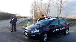 Lega la moglie, la picchia e la minaccia davanti ai figli: arrestato