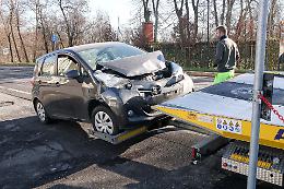 Scontro tra auto e bus, due feriti lievi
