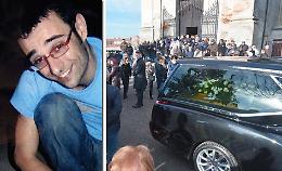 Folla per l'ultimo commovente saluto al maestro Andrea