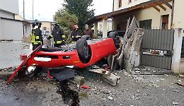 Si schiantano con l'auto contro un muretto, miracolati