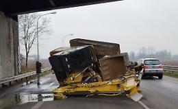 Tir urta un ponte, ruspa in strada