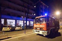 Fiamme da una stufetta: incendio, fumo e paura in condominio