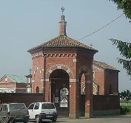 Al cimitero rubano i fiori