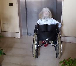 Anziana sulla sedia a rotelle ‘prigioniera’ in casa da tre settimane