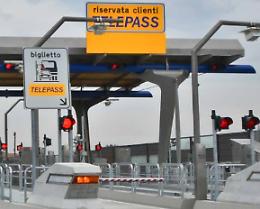 Autostrada, dietro ai camion per non pagare il pedaggio