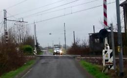 Sbarre in tilt, restano giù a lungo ma i treni non passano