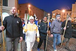 Benvenuto all'Olimpiade con fiaccole e campioni