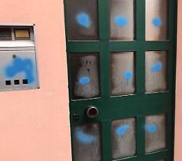 Baby vandali scatenati, imbrattati muri e porte