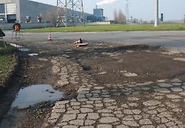Via Acquaviva perde i pezzi, gimkana per evitare le buche