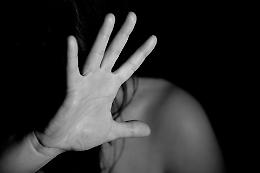 Violenta la ex in cucina, 61enne condannato