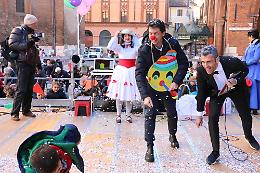 Carnevale, centinaia di bimbi e anche il sindaco si scatena