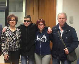 L’amore che squarcia il buio: Riccardo, cieco, 'vede' grazie a una telecamera speciale