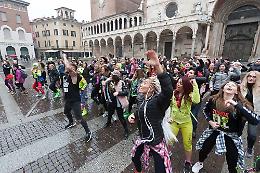 FOTO Zumba, flash mob con Marlon Alves in piazza del Comune a Cremona