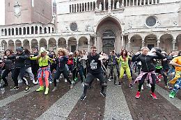 Zumba, flash mob: ci si scatena all'ombra del Torrazzo