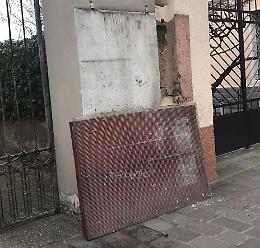 Vandali alla sede Pd, bacheca e manifesti distrutti