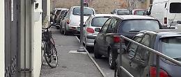 Sosta selvaggia in via Zurla, marciapiedi 'vietati' ai disabili