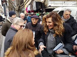 Verso le elezioni, Santanché tra la gente al mercato