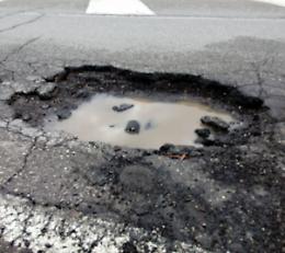 Voragini sulla Bassa Piacentina, pericolo per le auto