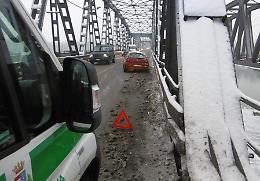 Urta con l'auto le barriere del ponte di Po, disagi per il traffico