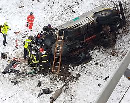 Camion giù dal viadotto, autista leggermente ferito
