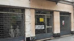Vetrine abbandonate e multe. I proprietari: altro balzello