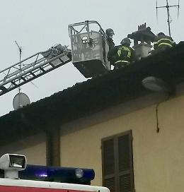 Fiamme dalla canna fumaria, incendio domato dai pompieri