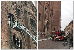 Pompieri in largo Boccaccino, verifiche su una statua della cattedrale