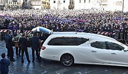 Firenze si ferma per l'addio ad Astori