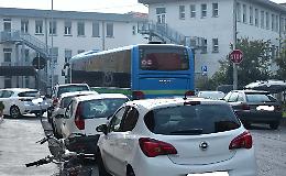 Residenti di via Verdi esasperati: "Lasciati soli con un traffico selvaggio"