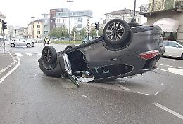 Scontro tra auto in via Dante, ferite lievi per tre persone