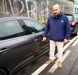 Gli rigano l'auto più volte: "Ricompensa a chi mi dà informazioni"