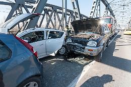 Scontro fra quattro auto sul ponte