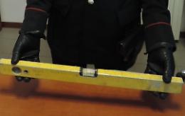 Aveva molestato una cliente del bar  lo straniero colpito  con una livella