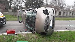 Perde il controllo dell'auto e si ribalta, illeso 20enne