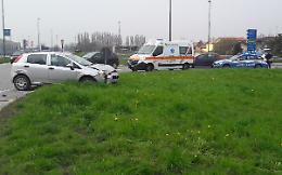 Schianto al rondò di Costa, un 79enne all'ospedale