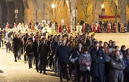 Folla di fedeli per la processione della Sacra Spina