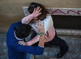 Picchiata in casa dal marito, madre e 2 figli in comunità