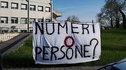 Striscione davanti al Munari: "Numeri o persone?"