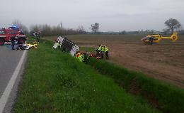 Furgone fuori strada, due morti e sei feriti