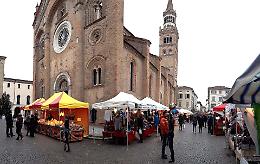 'Basta spazi gratis per i mercatini', il sindaco: giro di vite, ma non subito