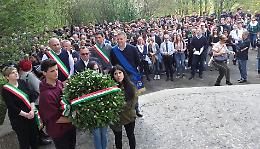 Gli studenti cremonesi entrano a Dachau