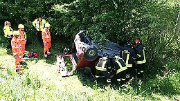 Auto si ribalta, 77enne ferito 